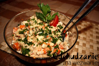 Sałatka drobiowa z sosem jogurtowym